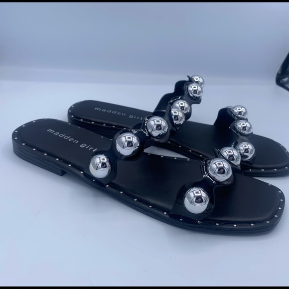 Madden Girl Black Slip On Woman’s Sandals With Giant Silver Studs NWOT Size 7.5 - Picture 4 of 13
